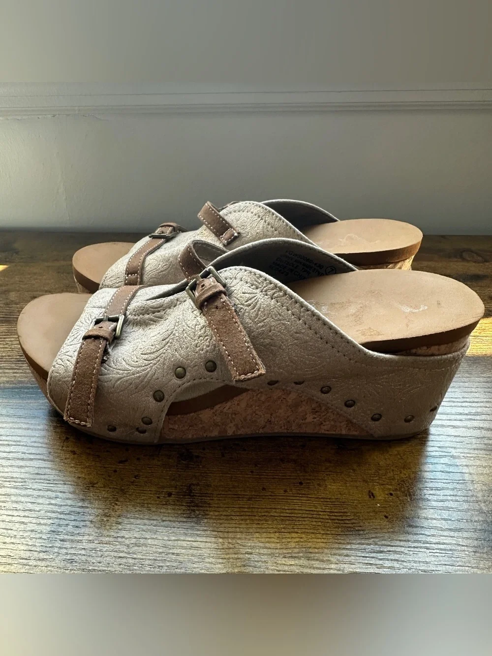 Very G Bellvue Sandal 7‎ Tan Brown Wedge Buckle Stud Detail Boho Western Comfort